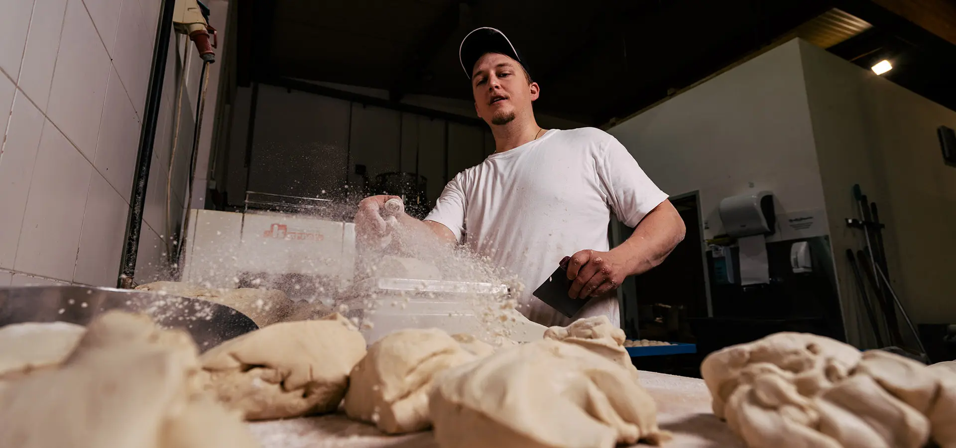 Bäckerhände bei der Verarbeitung von Teiglingen in der Bäckerei Dohr in Kärnten